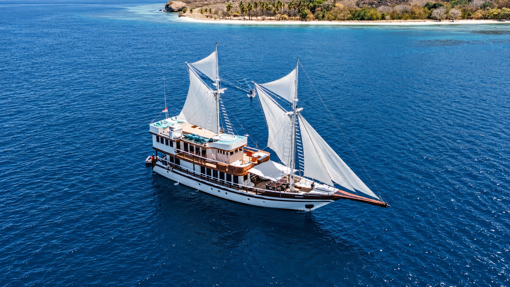Le M/V KAYRA en mer, voiles hissées